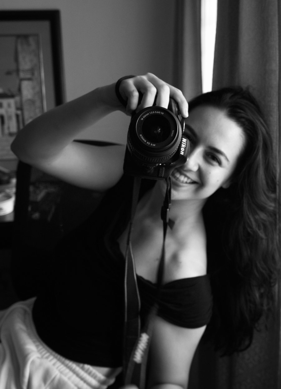 Catalina FerDel sonriendo detrás de su cámara