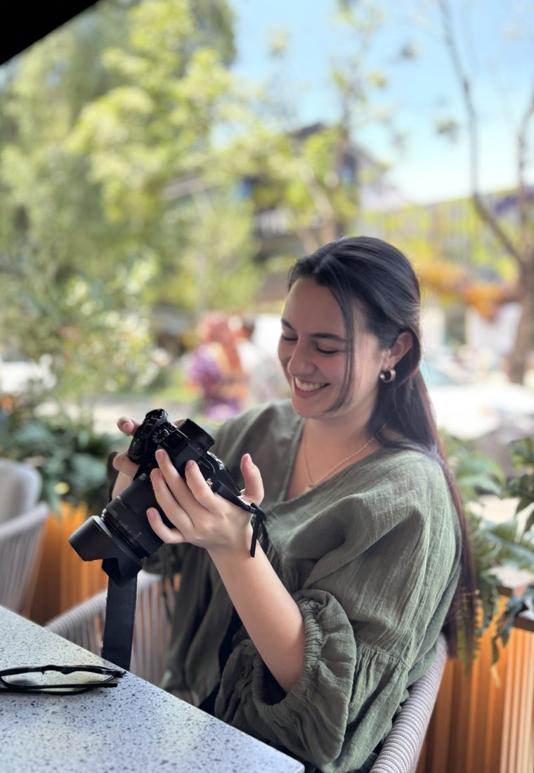 Catalina FerDel revisando fotos en su cámara