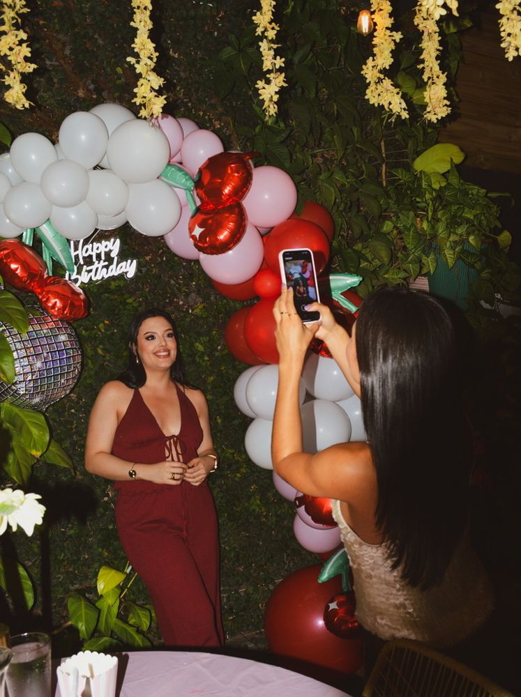 Invitada tomando foto a la cumpleañera