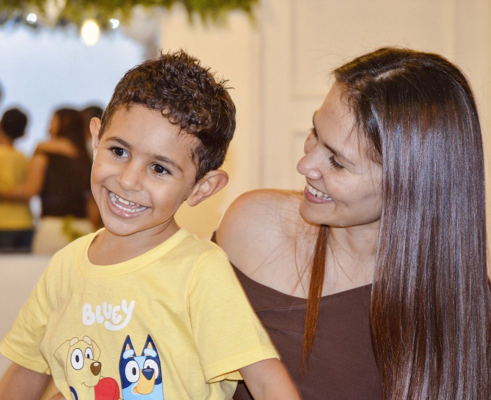 Niño sonriendo junto a su mamá